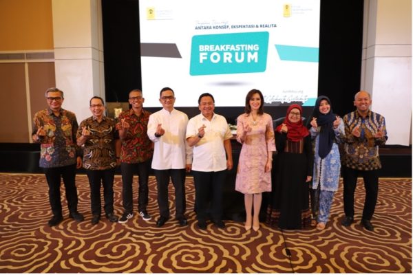 foto bersama Breakfasting Forum